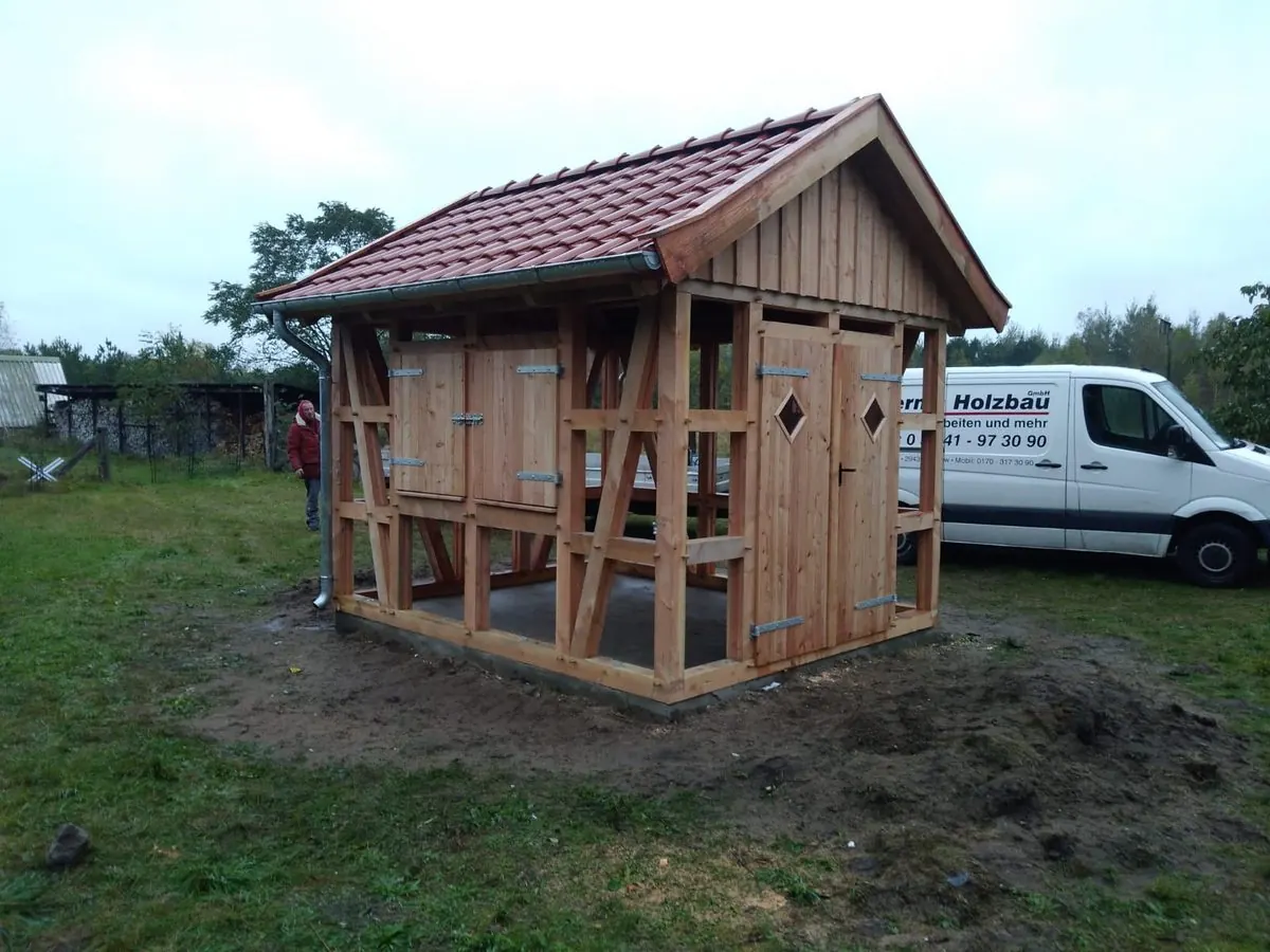 Holzpavillon im Garten