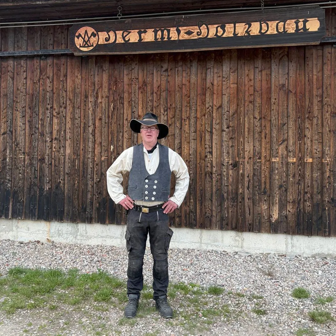 Andreas Herms in traditioneller Zimmerer-Zunftkleidung vor seiner Werkstatt
